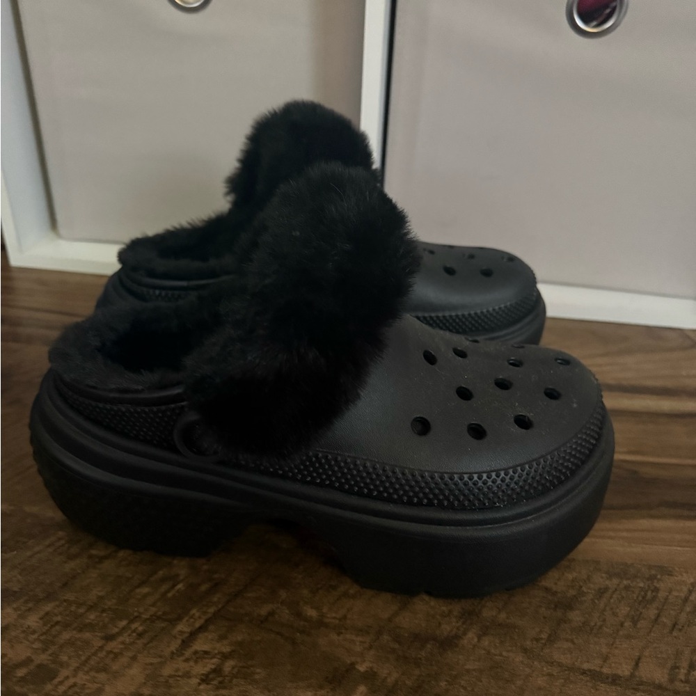 NWOT stomp lined crocs